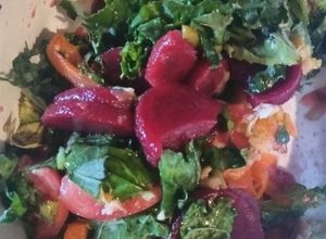Una foto de Ensalada de kale y albahaca
