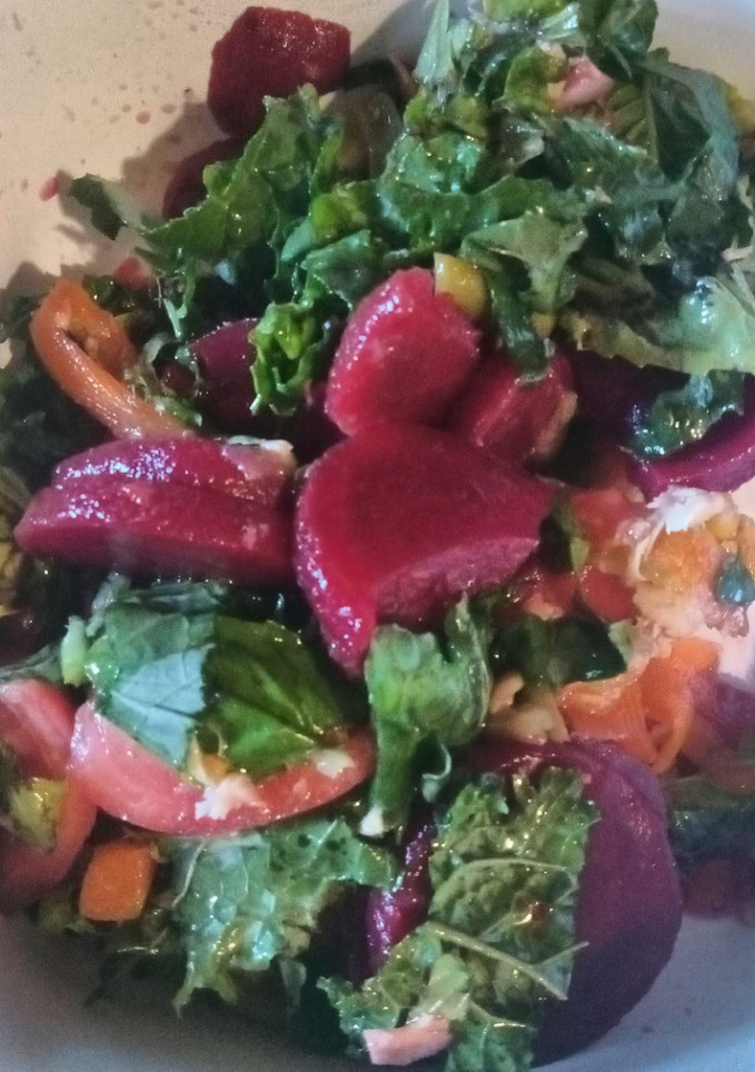 Una foto de Ensalada de kale y albahaca