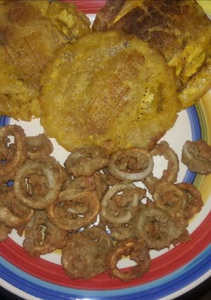 Una foto de Aros de Calamares Empanizados con Patacones...!