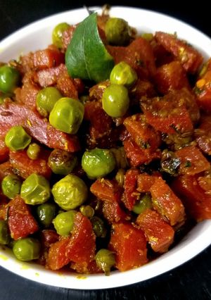 गाजर मटर की सब्जी (gajar matar ki sabzi recipe in Hindi) रेसिपी मुख्य फोटो