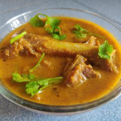 A picture of Naatukozhi Kuzhambu Country Chicken Curry.
