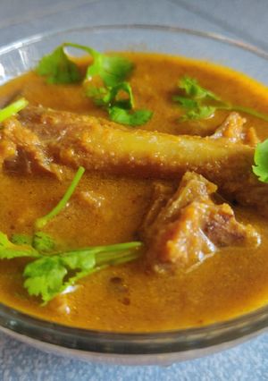 A picture of Naatukozhi Kuzhambu Country Chicken Curry.