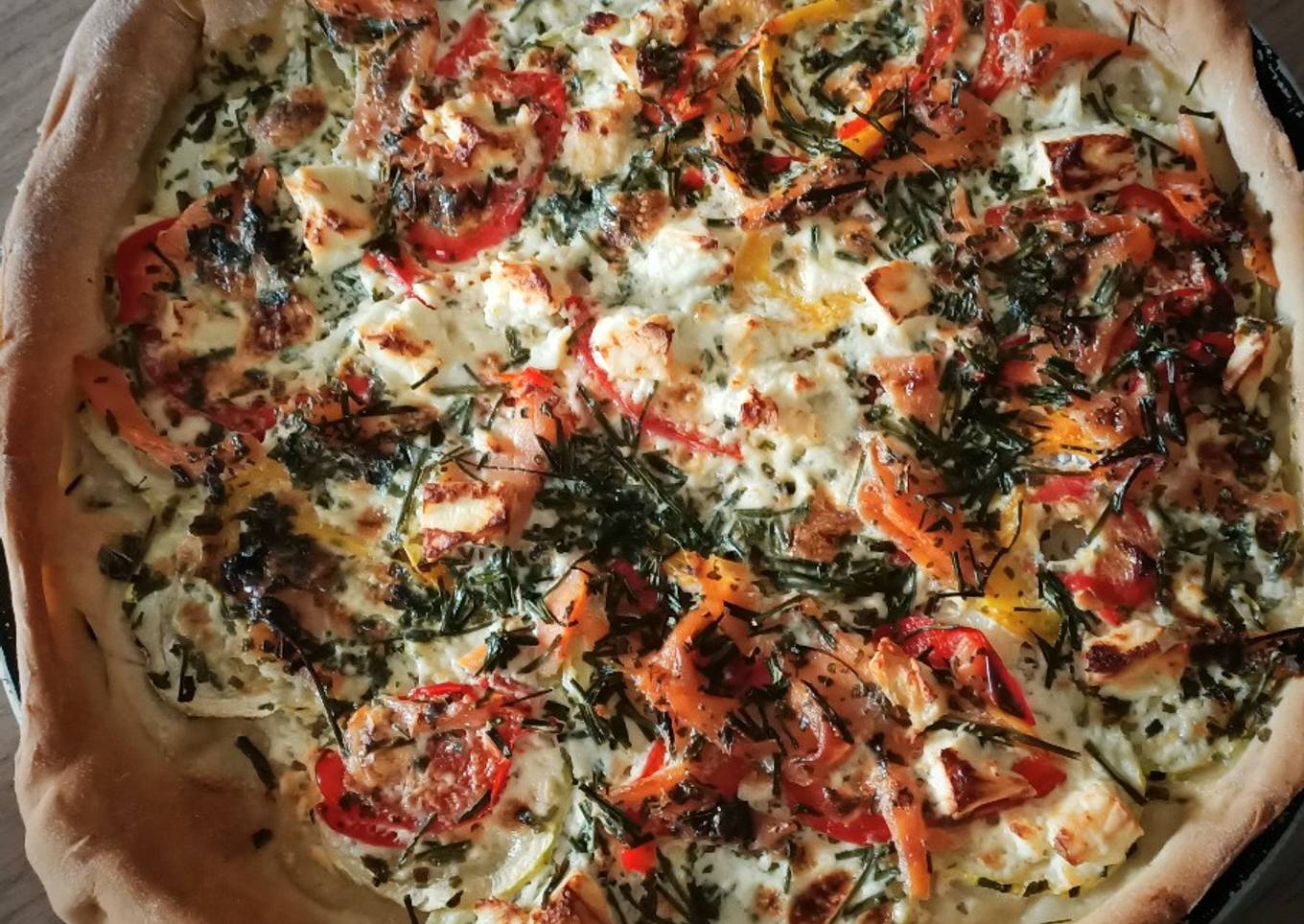 Pizza courgette poivron fêta et truite fumée