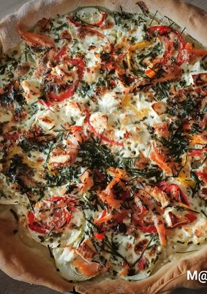 Une photo de Pizza courgette poivron feta et truite fumée