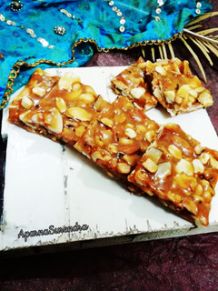 ड्राई फ्रूट्स और मूंगफली की चिक्की(Dry fruits moongfali chikki recipe in Hindi) रेसिपी मुख्य फोटो