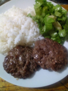 Una foto de Cena rápida y económica. Hamburguesas caseras con ensalada