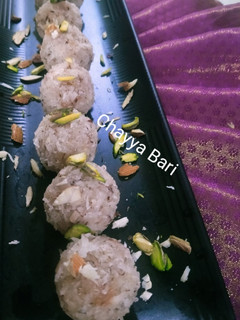 A picture of Coconut Ladoo.