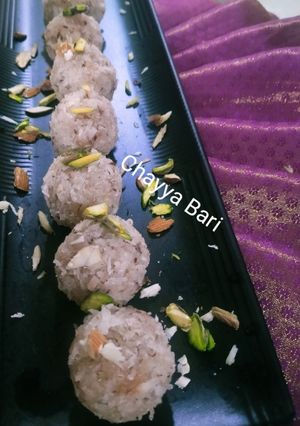 A picture of Coconut Ladoo.