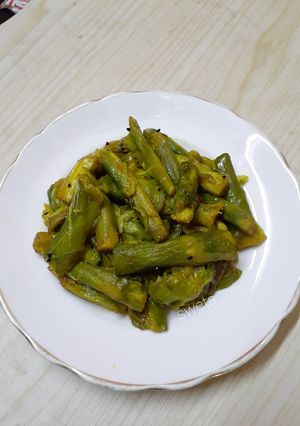 কচুর লতি ভাজা (Kochur Loti Bhaja recipe in Bengali) রেসিপির প্রধান ছবি