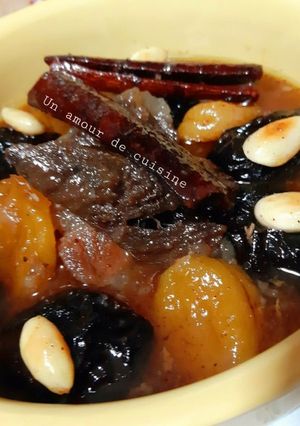 Une photo de Tajine doux / l'ham lahlou aux pruneaux abricots secs et amandes