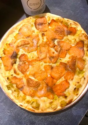 Une photo de Tarte fine aux poireaux au crottin de chavignol et saumon