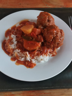 Una foto de Albóndigas de carne picada a la sapei acompañadas de arroz