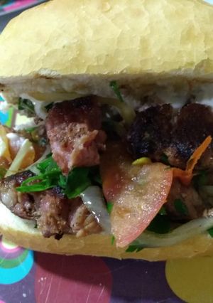 Foto de Lanche de linguiça e salada