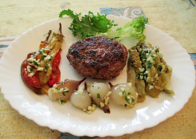 Verdura escalivada con hamburguesa de carne de ternera