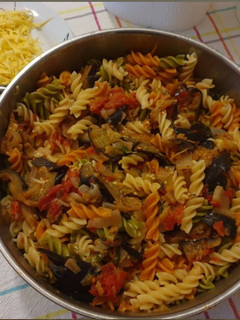 Una foto de Pasta con salsa de tomate y berenjenas