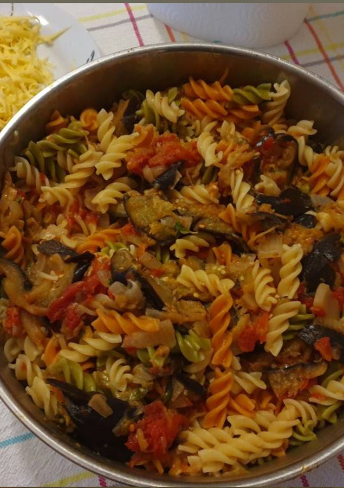 Una foto de Pasta con salsa de tomate y berenjenas