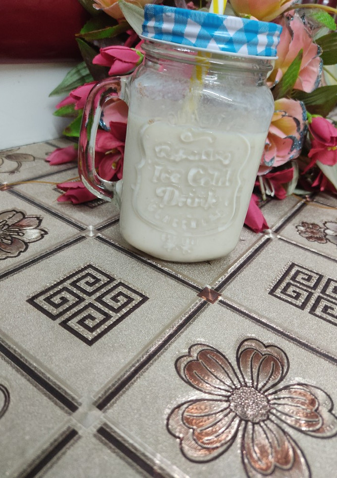 A picture of Dates and banana shake.