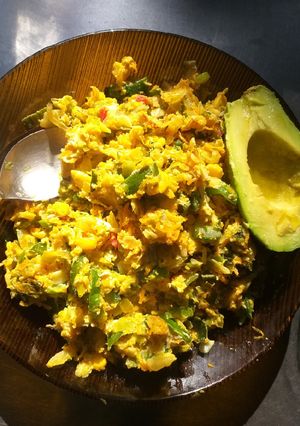 Una foto de Revuelto de verduras + Palta
