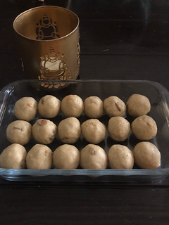 A picture of Wheat flour laddu.
