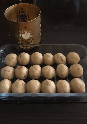 A picture of Wheat flour laddu.