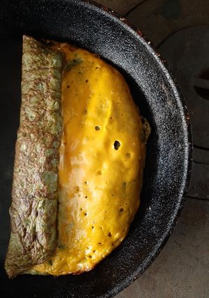Una foto de Omelette keto de pencas de espinaca y queso cheddar