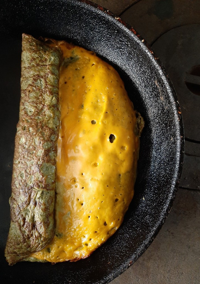 Una foto de Omelette keto de pencas de espinaca y queso cheddar