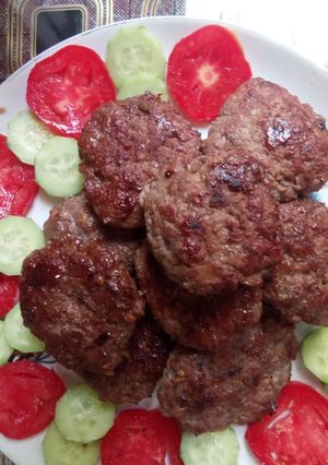 A picture of Kache qeeme ke kabab.