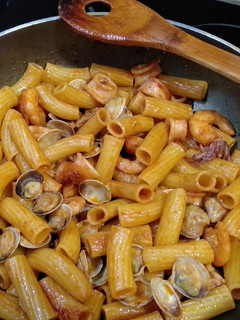 Una foto de Pasta con marisco y Albariño