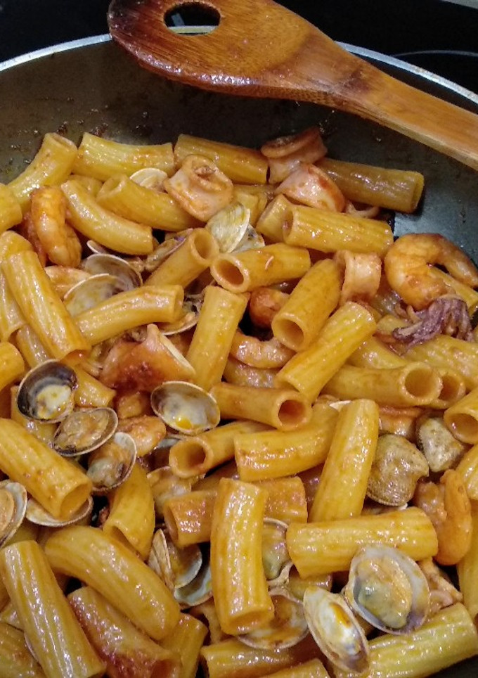 Una foto de Pasta con marisco y Albariño