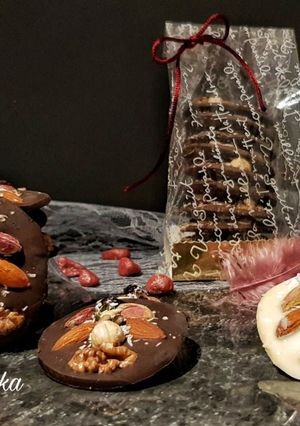 Φωτογραφία της συνταγής Σοκολατάκια με ξηρούς καρπούς και αποξηραμένα φρούτα Mendiants