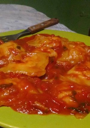 Una foto de Raviolones de jamón y queso con salsa