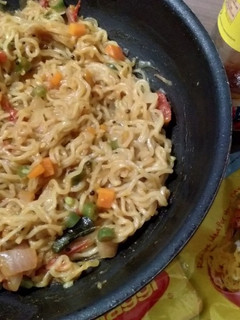 வெஜிடபிள் மேகி நூடுல்ஸ்(vegetable maggi noodles recipe in tamil) செய்முறை முக்கிய புகைப்படம்