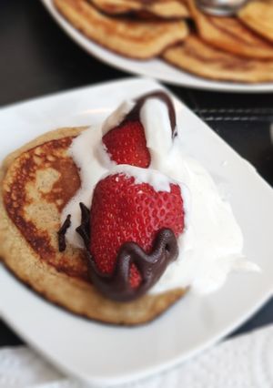 Una foto de Pancakes de banana, harina integral y azúcar mascabo