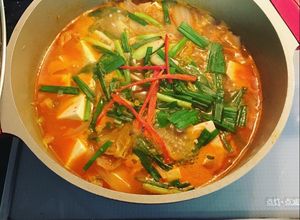 Hình của món Canh Kim chi Hàn Quốc nấu đậu hũ non.