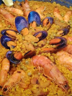 Una foto de Paella mixta al fuego de leña