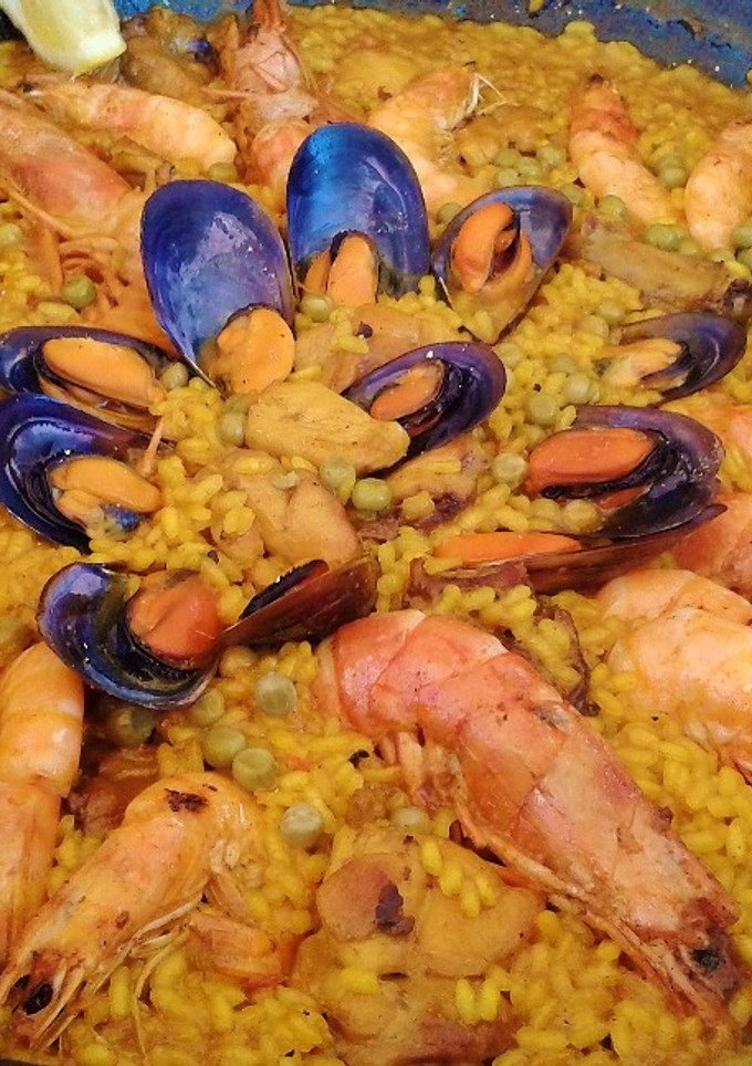 Una foto de Paella mixta al fuego de leña