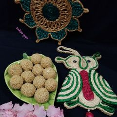 A picture of Til Ladoo.