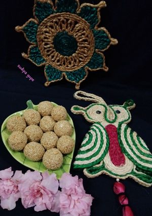 A picture of Til Ladoo.