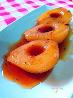 Una foto de Peras en almíbar de fresas y agua de rosas