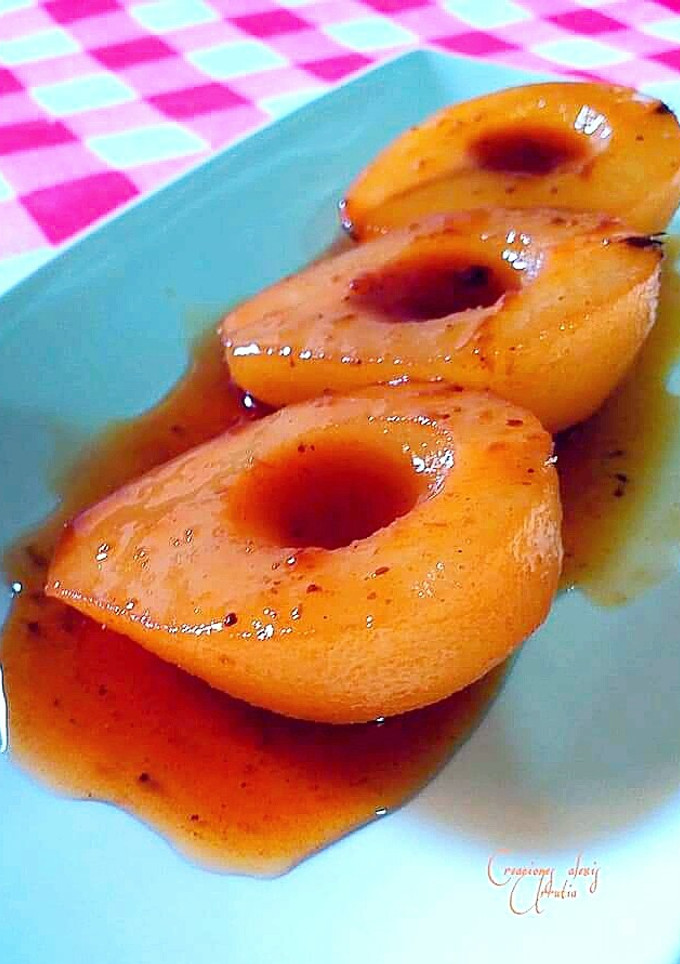 Una foto de Peras en almíbar de fresas y agua de rosas