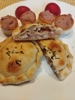 Una foto de Empanadas individual tipo Argentina con pollo, queso y mermelada