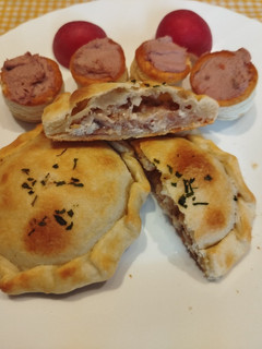 Una foto de Empanadas individual tipo Argentina con pollo, queso y mermelada