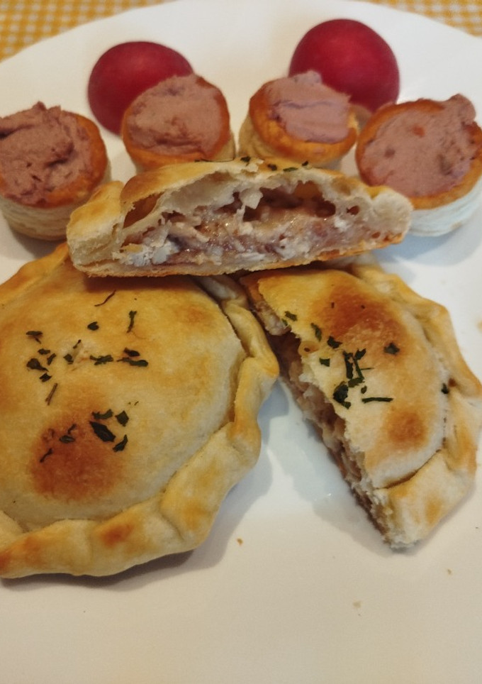 Una foto de Empanadas individual tipo Argentina con pollo, queso y mermelada
