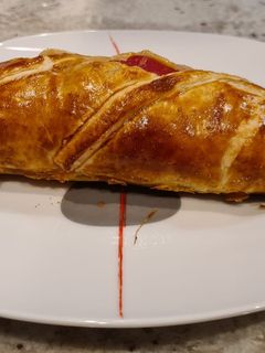 Una foto de Solomillo en hojaldre con panceta, queso y piquillos