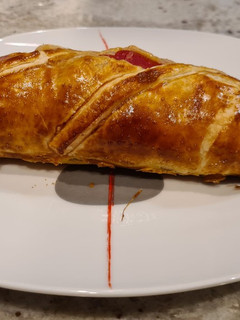 Una foto de Solomillo en hojaldre con panceta, queso y piquillos