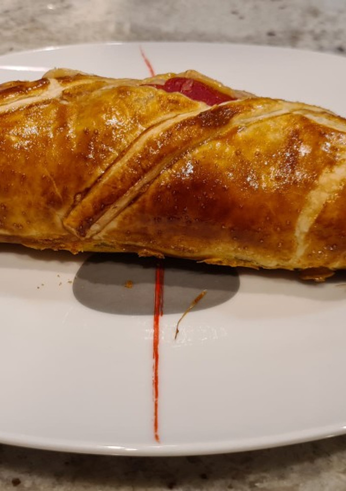 Una foto de Solomillo en hojaldre con panceta, queso y piquillos