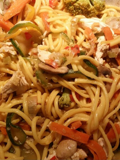 Una foto de Pasta con verduras y pollo