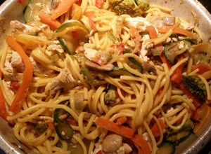 Una foto de Pasta con verduras y pollo