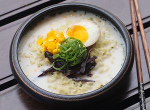 Foto resep Ramen Jepang Hakata-Style dari Indomie