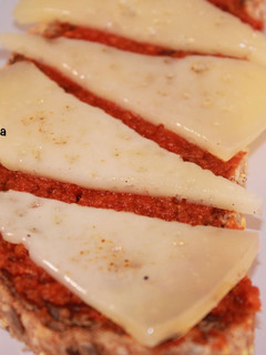 Una foto de Tuesta de sobrada con queso